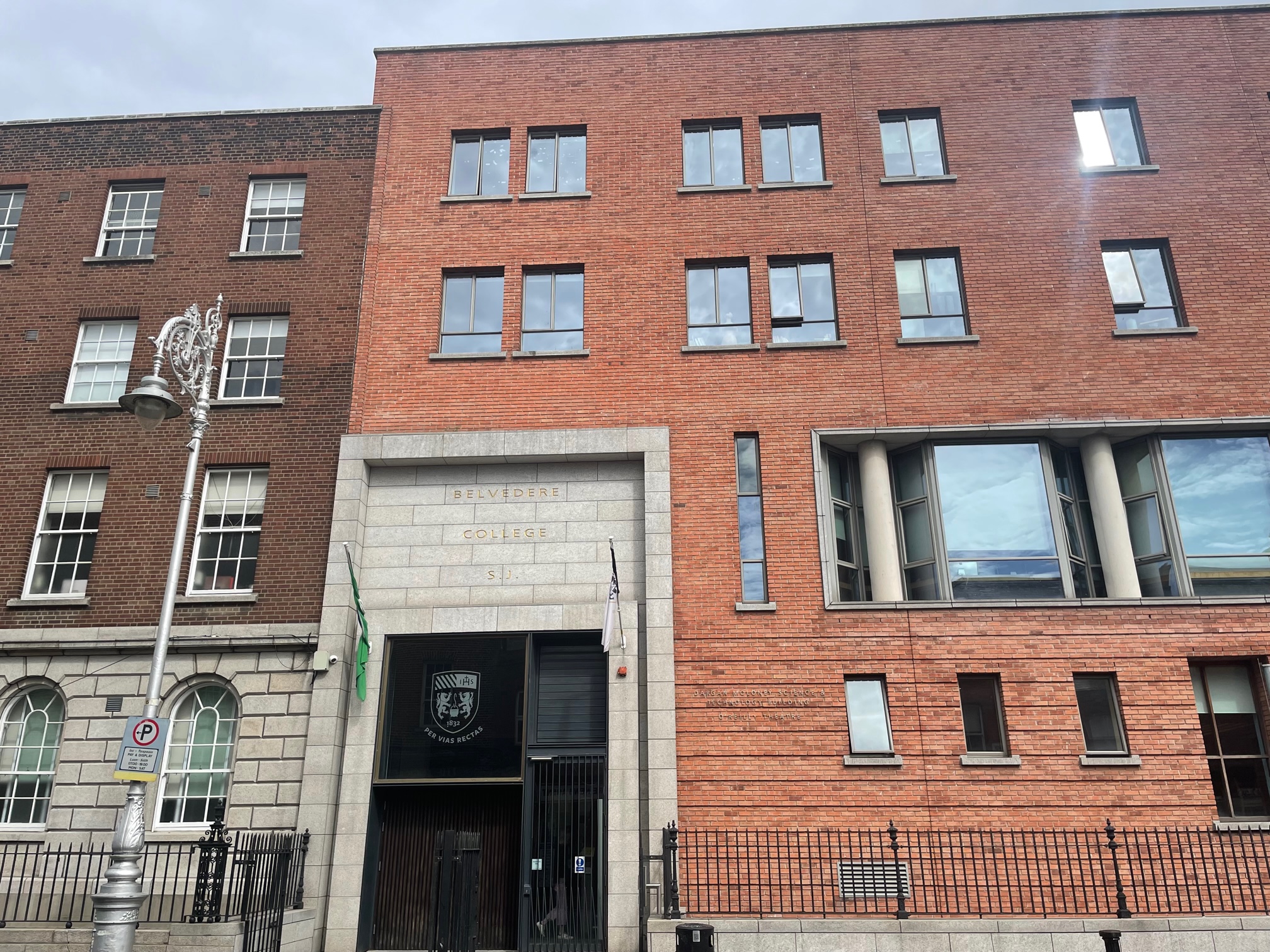 Belvedere College S.J. 主入口建筑的公开授权照片。