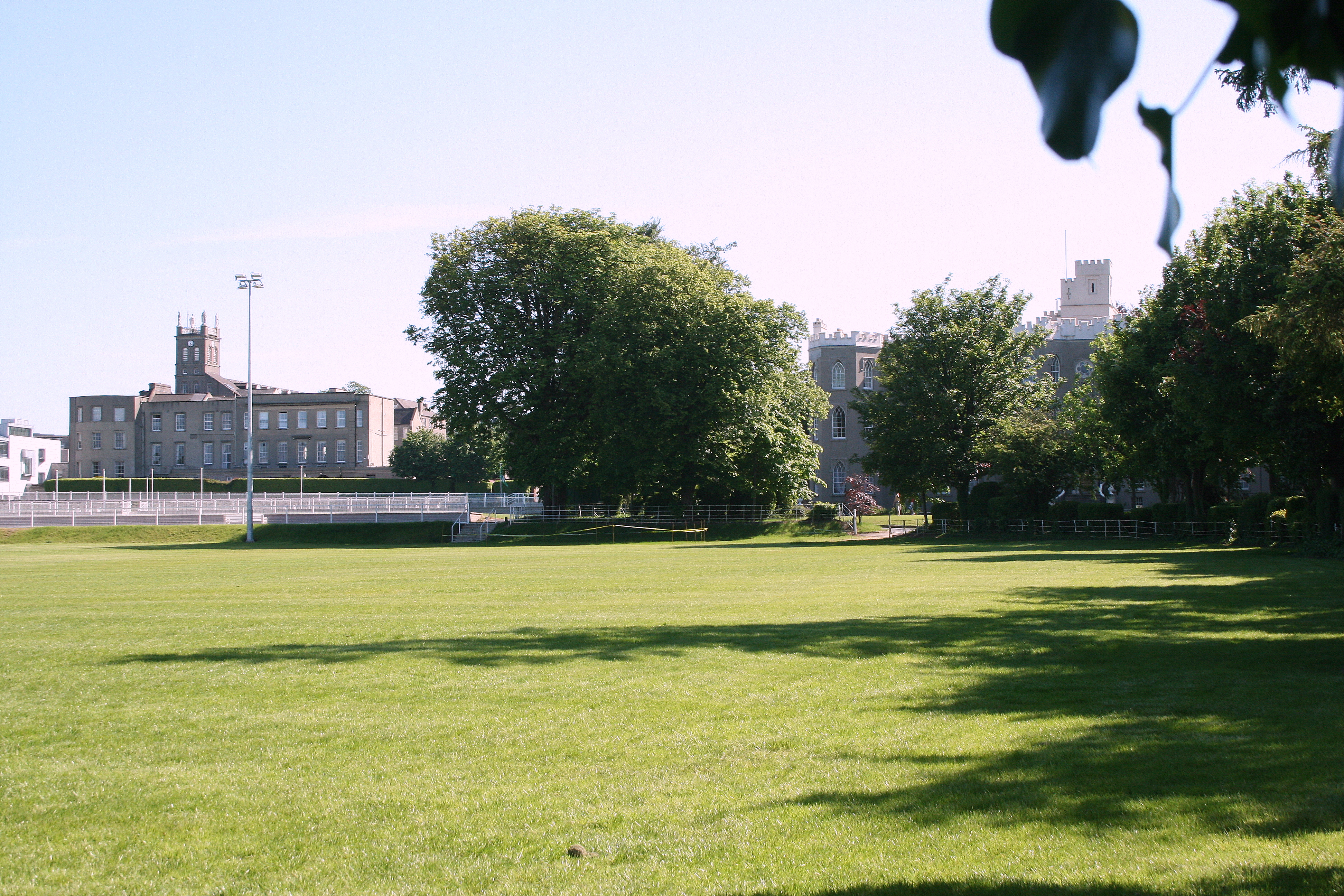 Blackrock College 校园建筑和草地的公开授权照片。