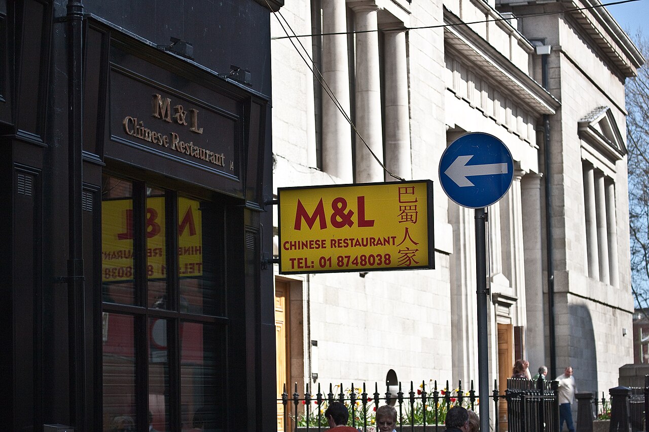2009 年 M&L Chinese Restaurant / 巴蜀人家在都柏林 Cathedral Street 的店面招牌照片。