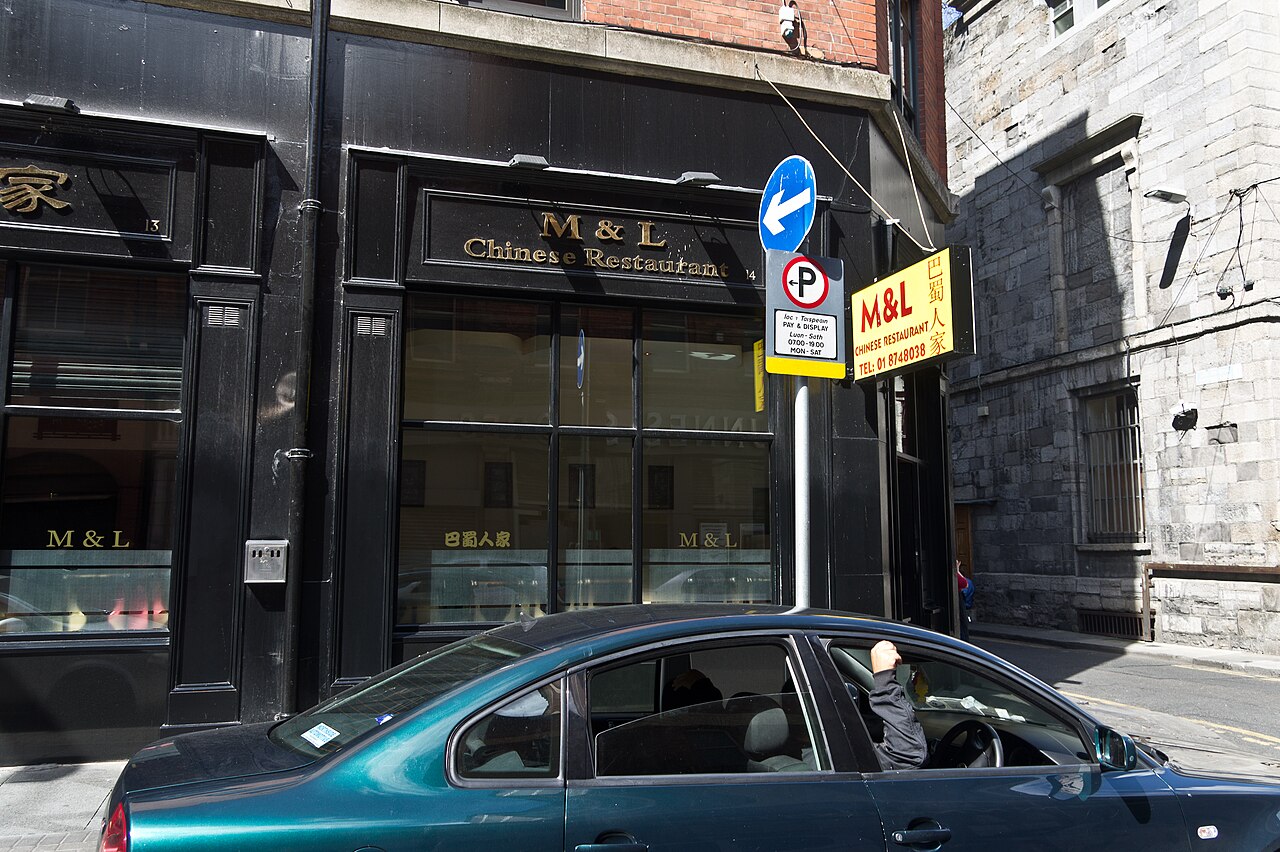 2011 年 M&L Chinese Restaurant / 巴蜀人家在都柏林 Cathedral Street 的店面外观照片。